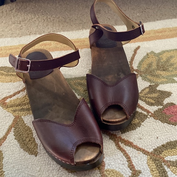 Adorable Maguba wooden clog sandals - Picture 2 of 5